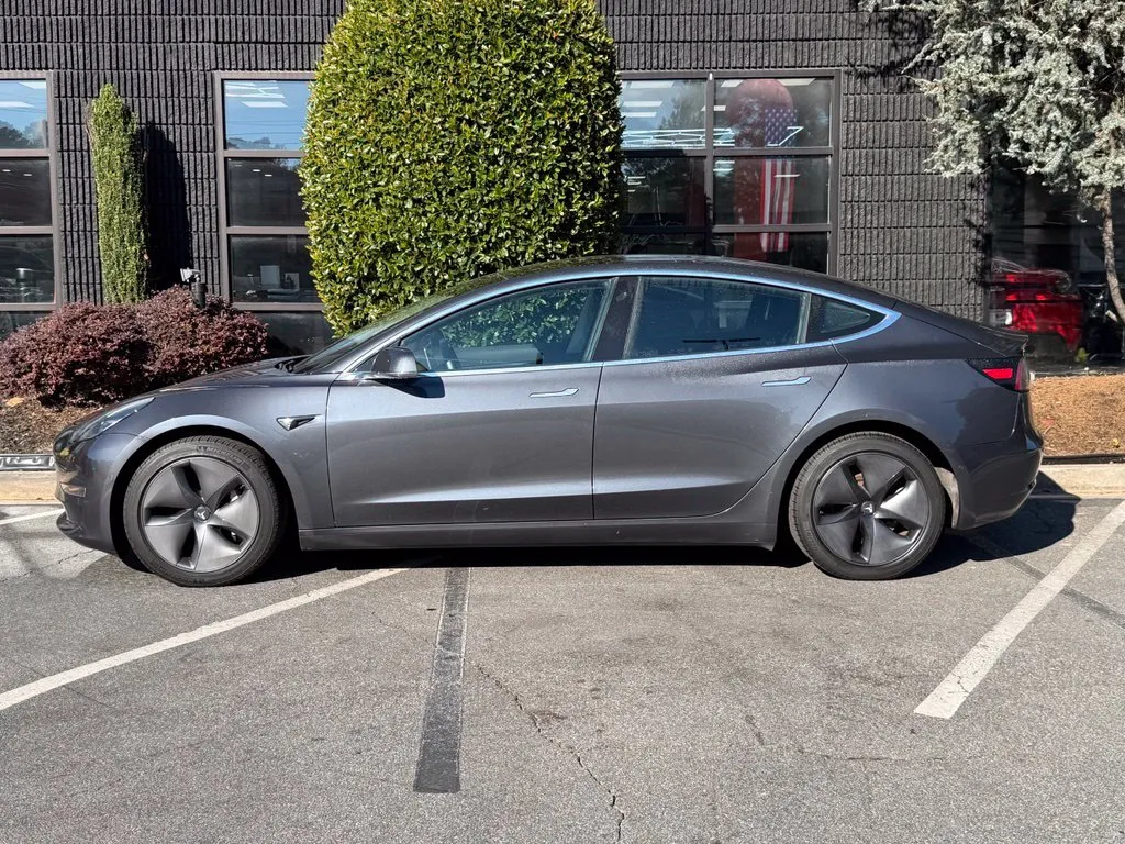 Tesla Model 3 photo 9