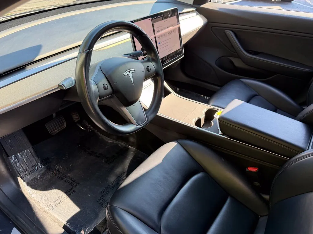 Tesla Model 3 photo 24
