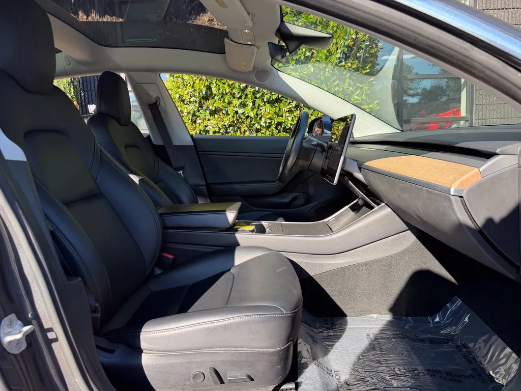 Tesla Model 3 photo 33