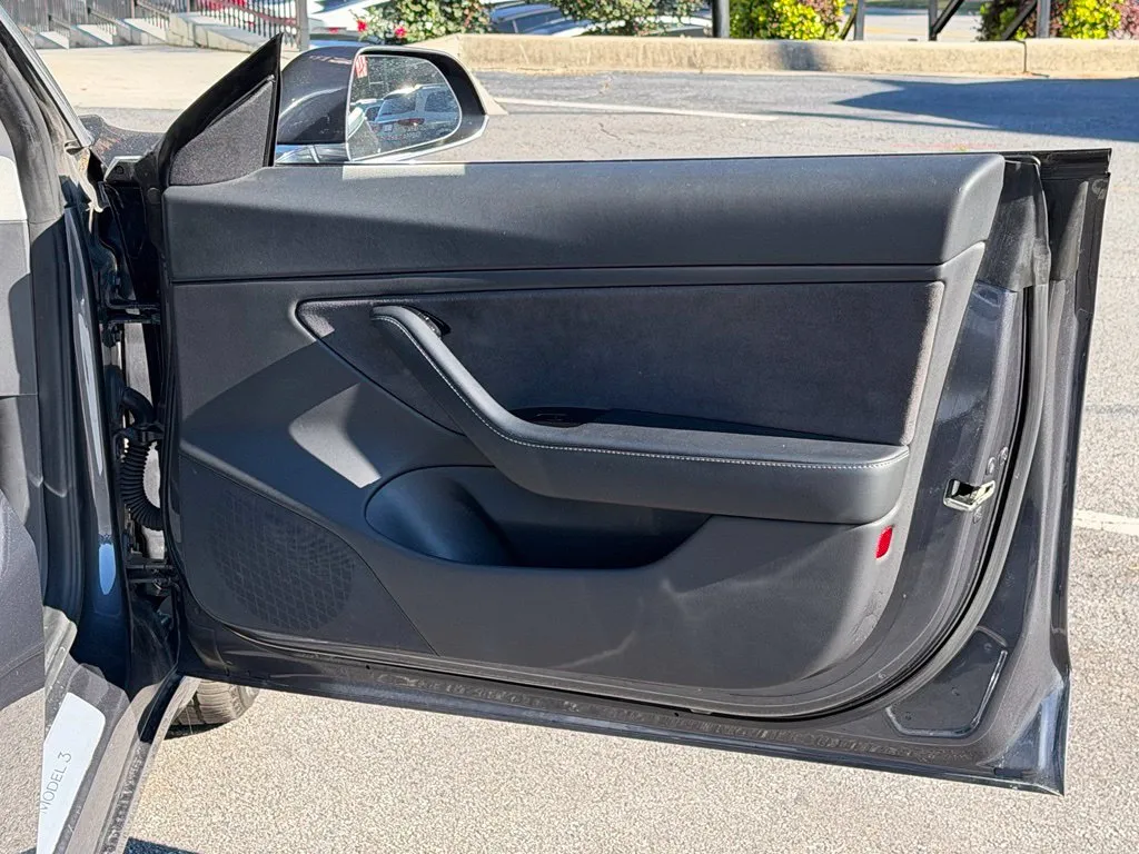 Tesla Model 3 photo 35