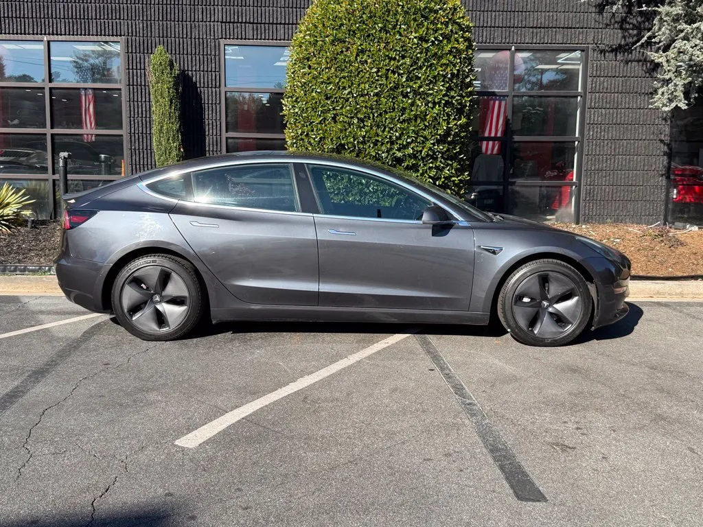 Tesla Model 3 photo 21