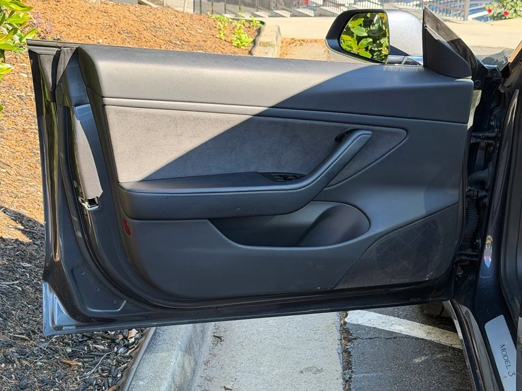 Tesla Model 3 photo 28