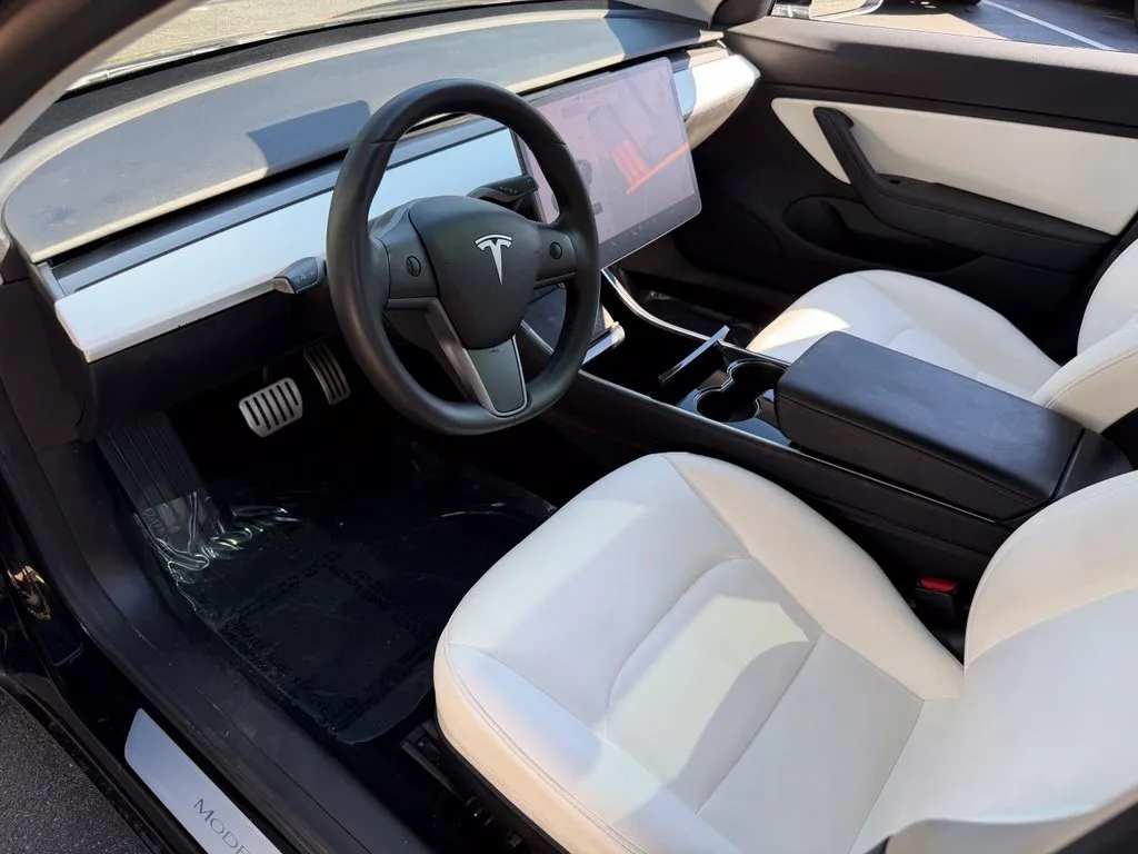 Tesla Model 3 photo 24