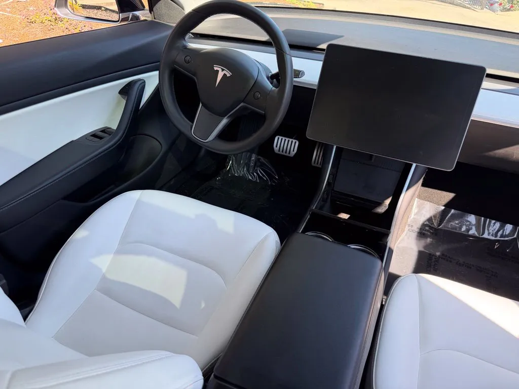 Tesla Model 3 photo 40