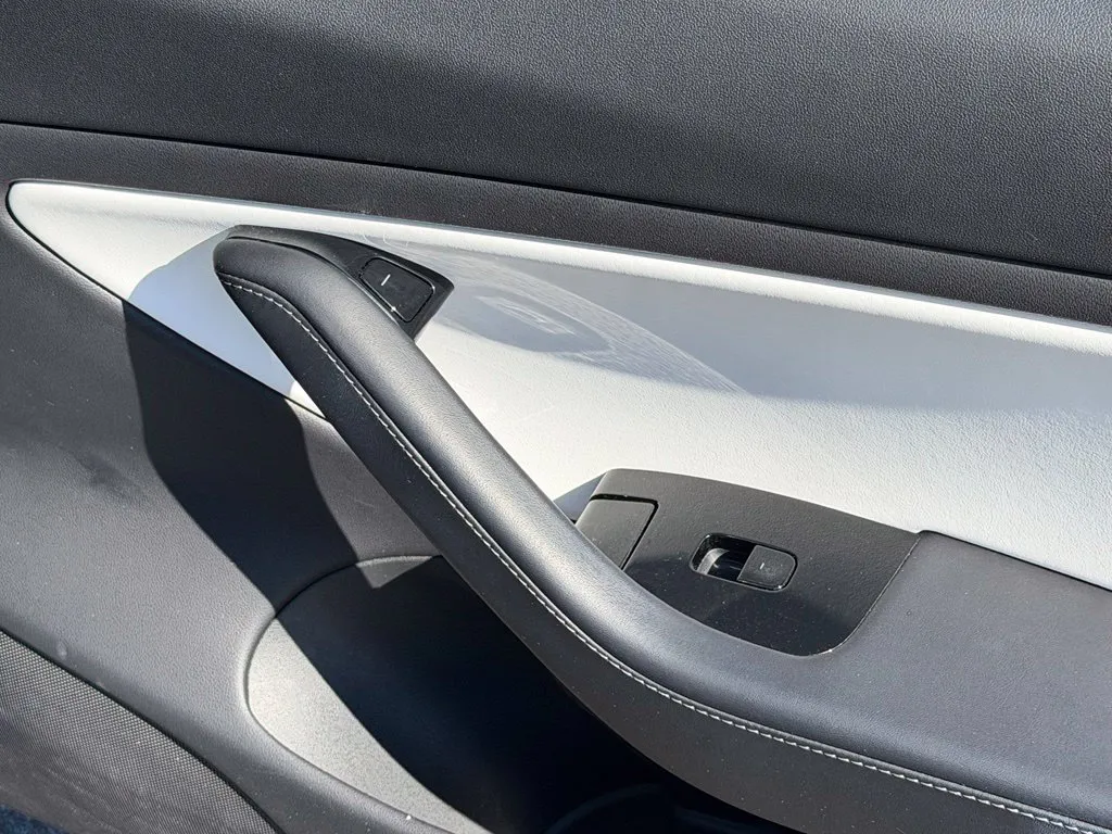 Tesla Model 3 photo 36