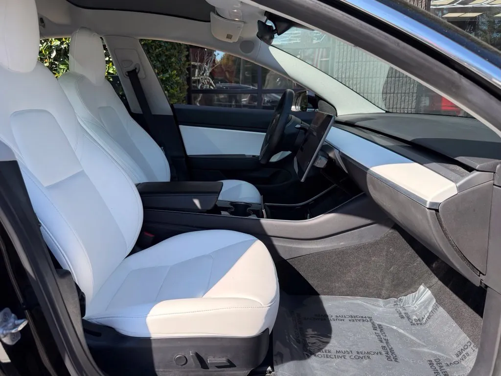 Tesla Model 3 photo 32