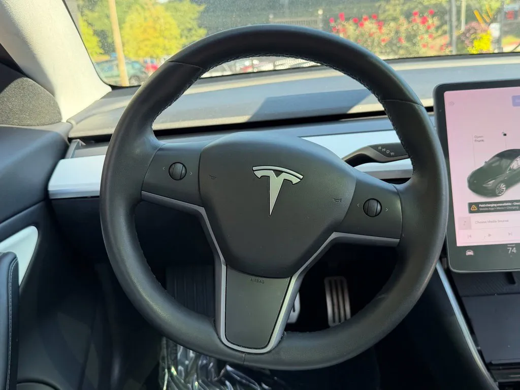 Tesla Model 3 photo 42