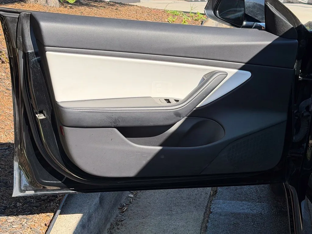Tesla Model 3 photo 27