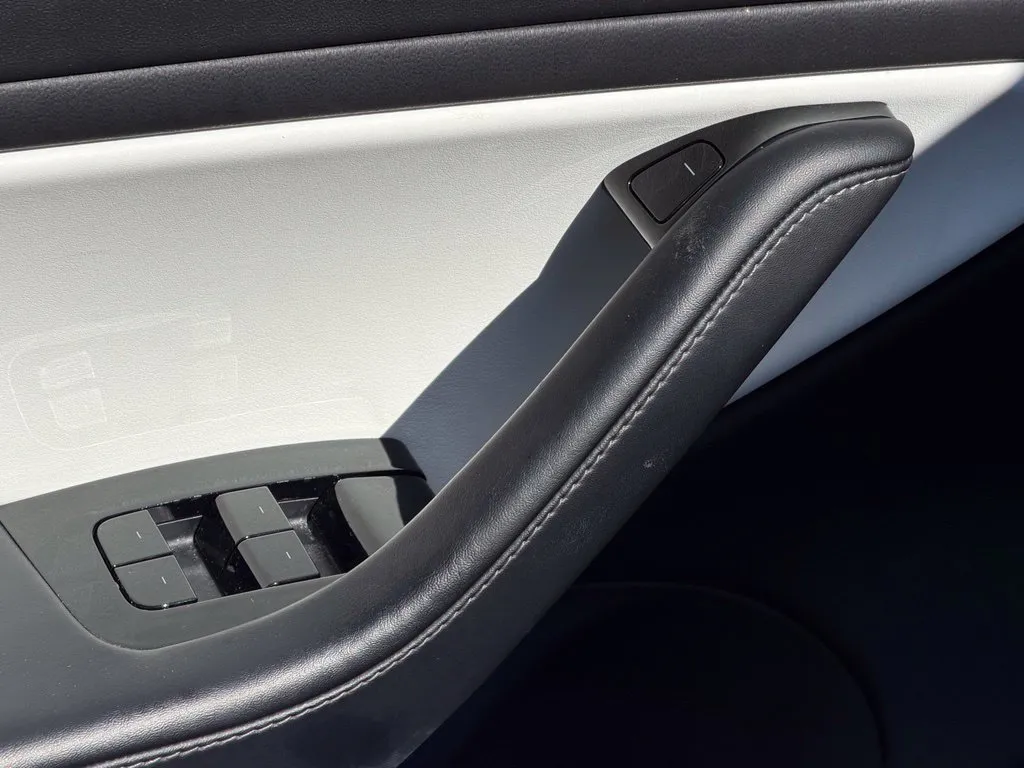 Tesla Model 3 photo 28