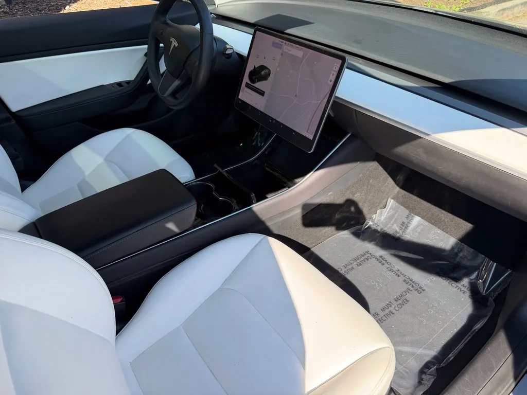 Tesla Model 3 photo 31