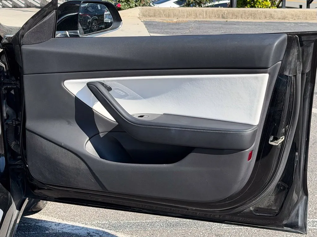 Tesla Model 3 photo 35