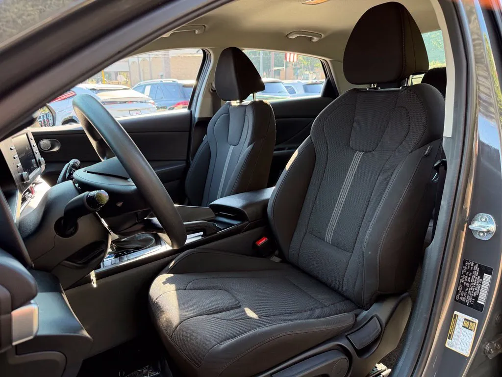 Hyundai Elantra photo 24