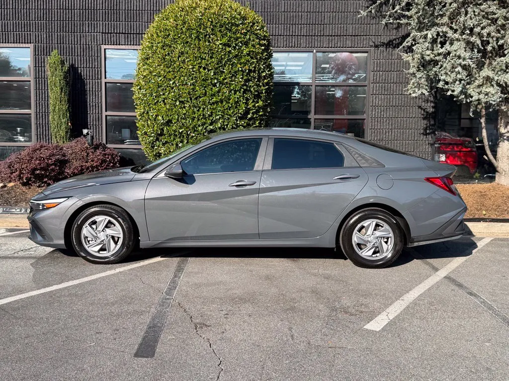 Hyundai Elantra photo 9