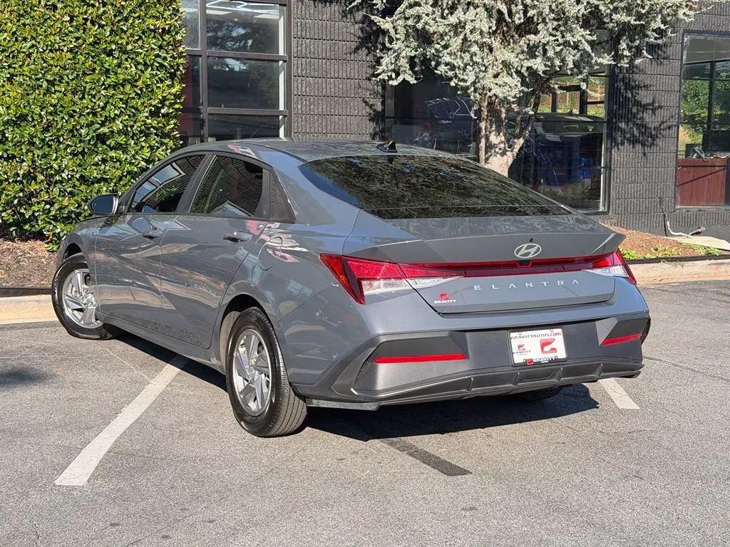 Hyundai Elantra photo 17