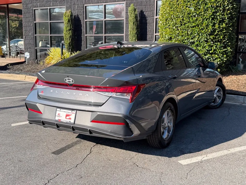 Hyundai Elantra photo 12