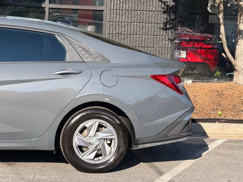 Hyundai Elantra photo 11