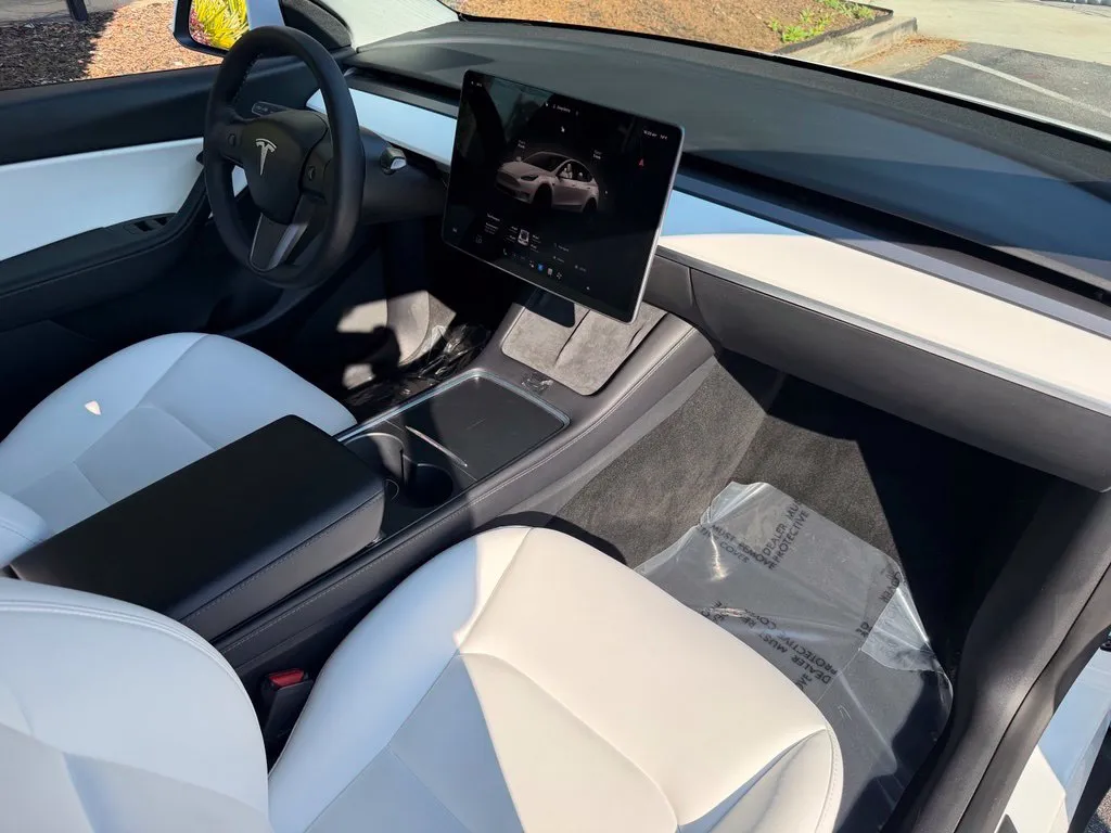 Tesla Model Y photo 32