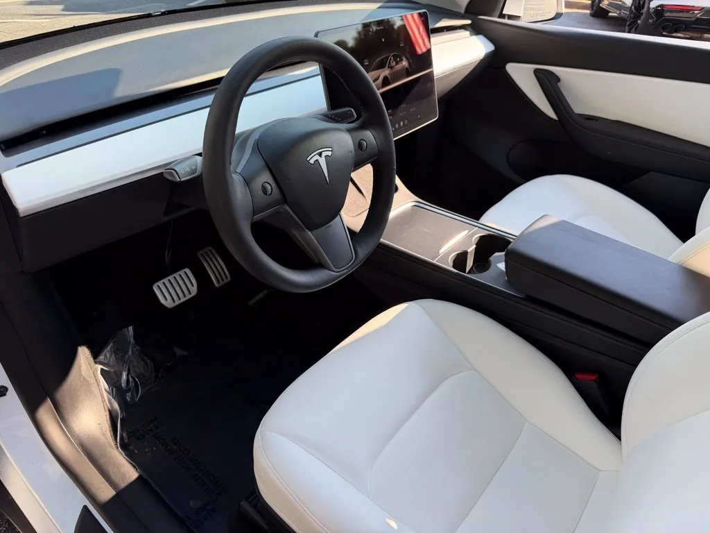 Tesla Model Y photo 24