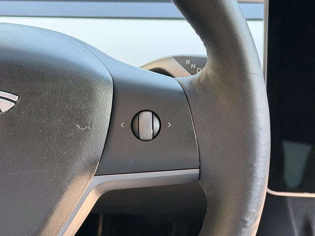 Tesla Model Y photo 45