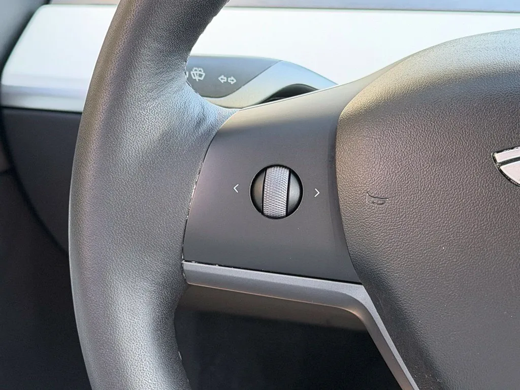Tesla Model Y photo 44