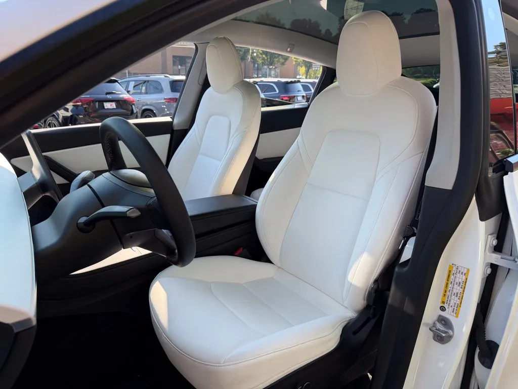Tesla Model Y photo 26