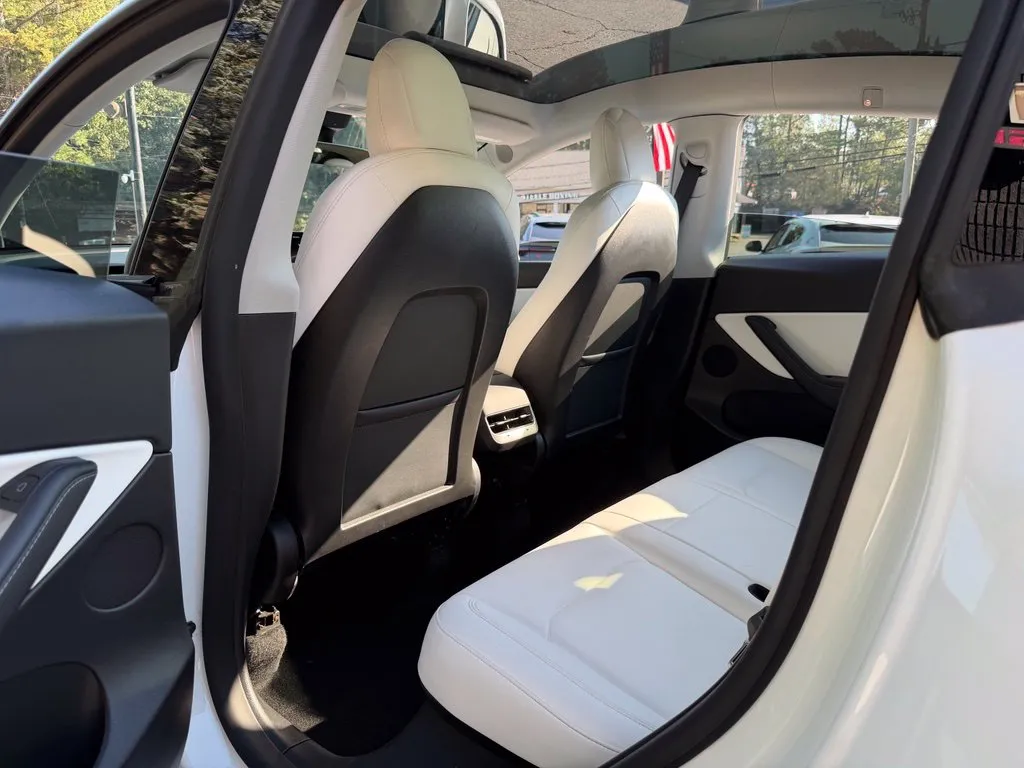 Tesla Model Y photo 30