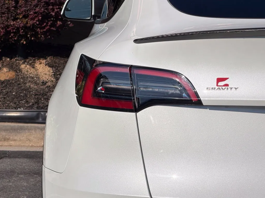 Tesla Model Y photo 15