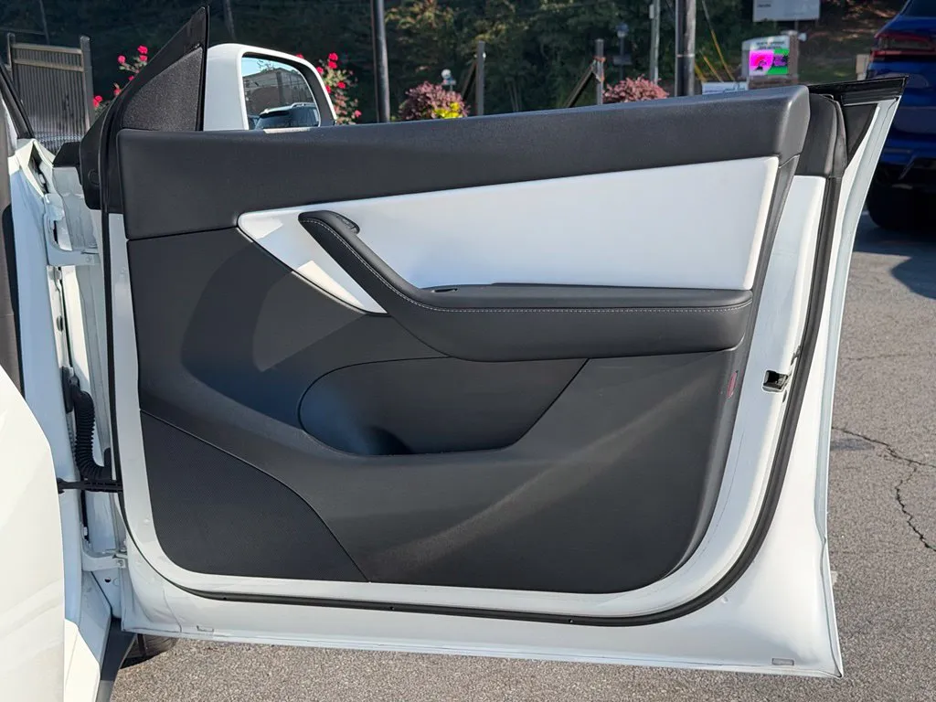 Tesla Model Y photo 36