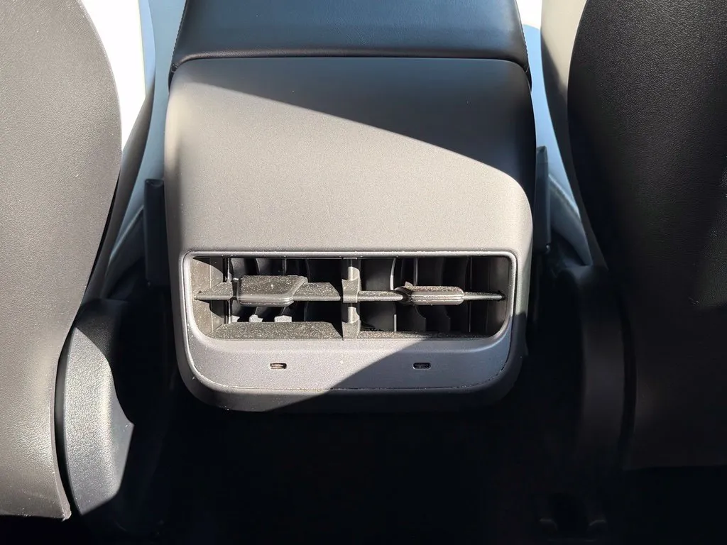 Tesla Model Y photo 49