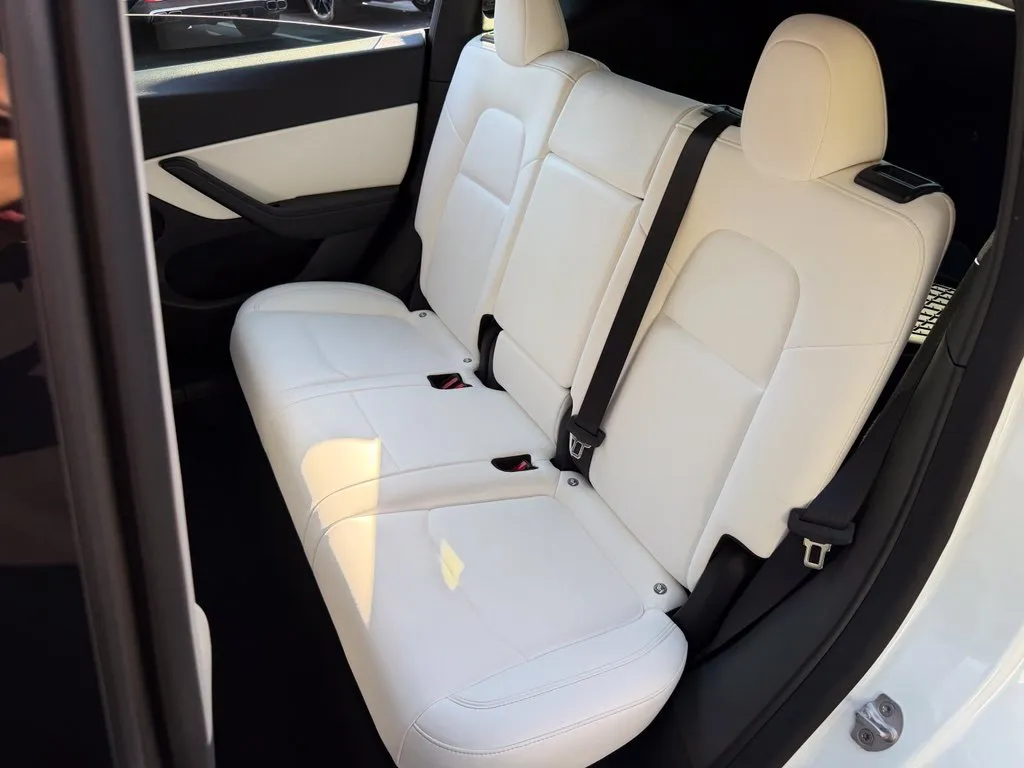 Tesla Model Y photo 31