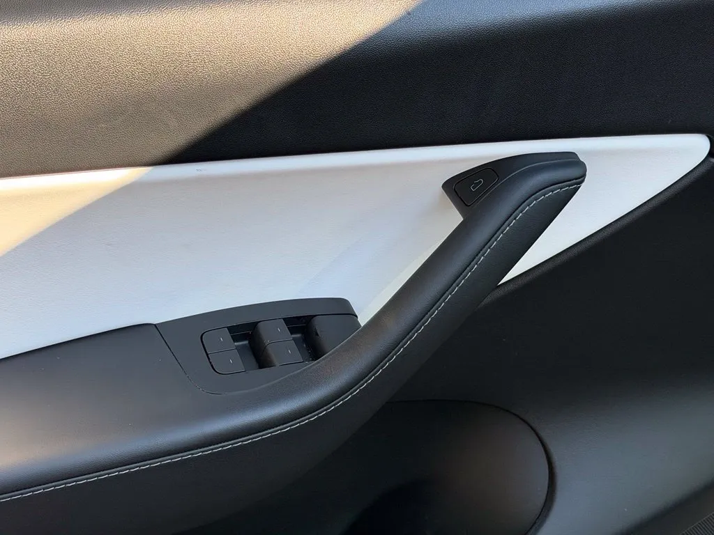 Tesla Model Y photo 29