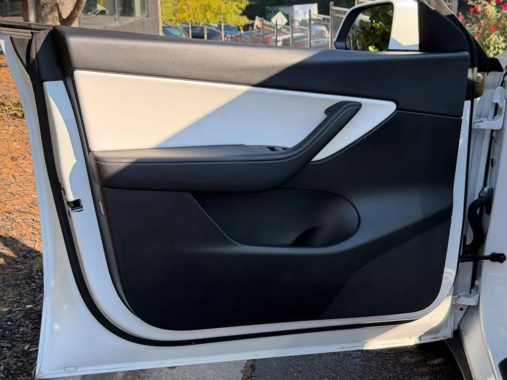 Tesla Model Y photo 28