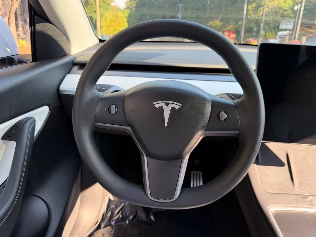 Tesla Model Y photo 43