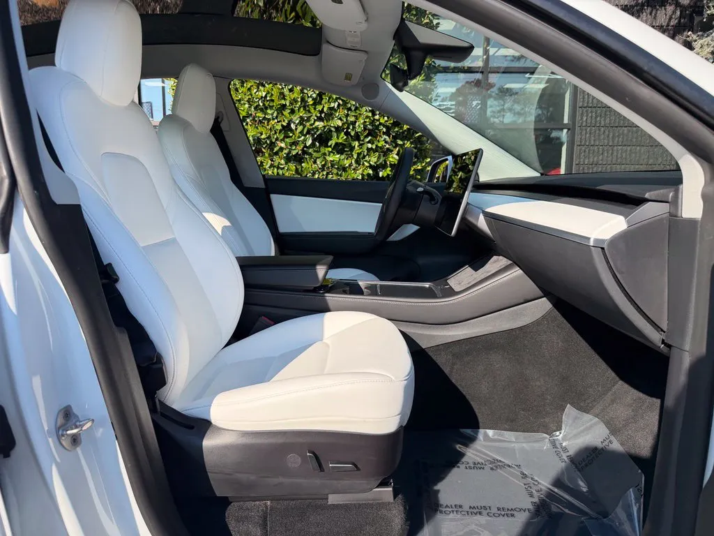 Tesla Model Y photo 33