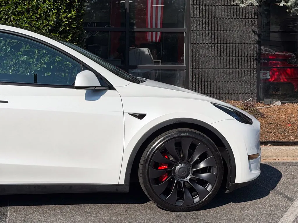 Tesla Model Y photo 23