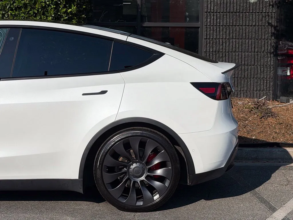 Tesla Model Y photo 11