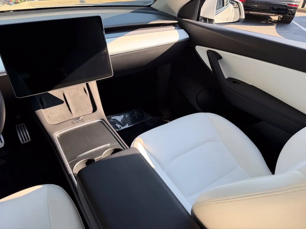Tesla Model Y photo 42