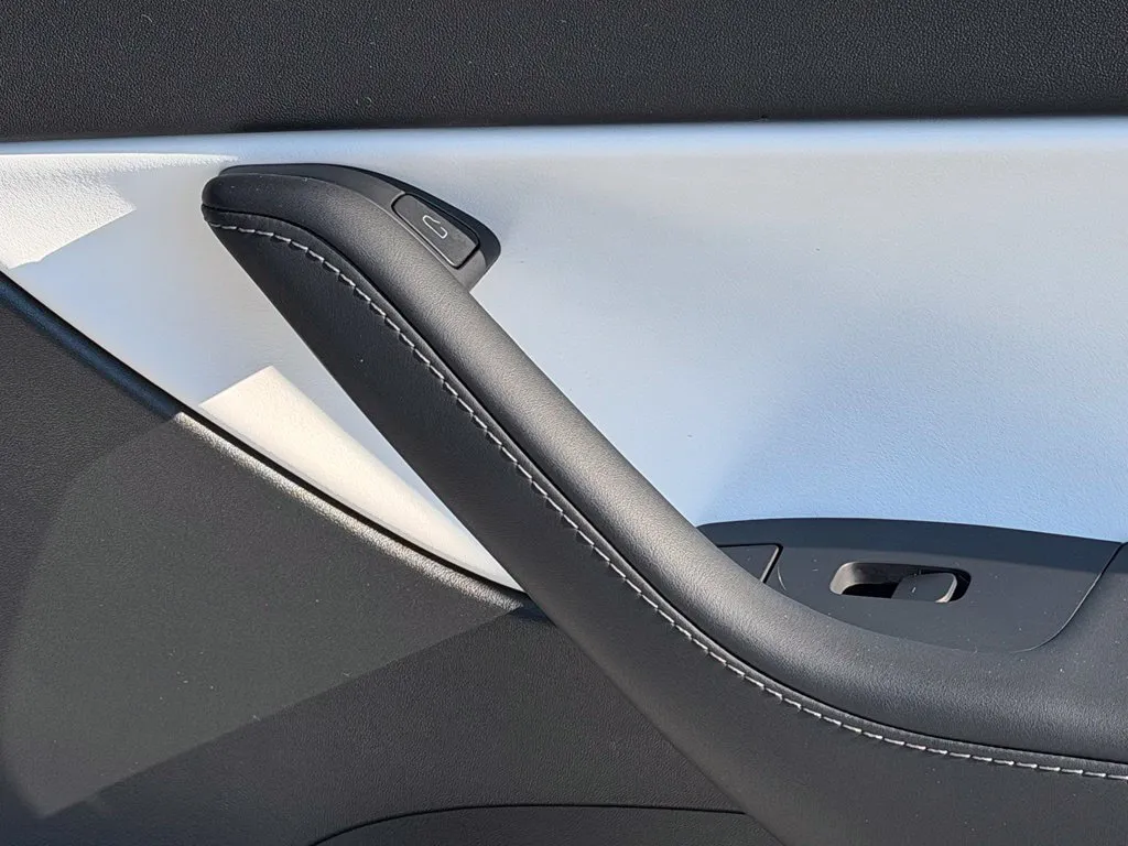 Tesla Model Y photo 37