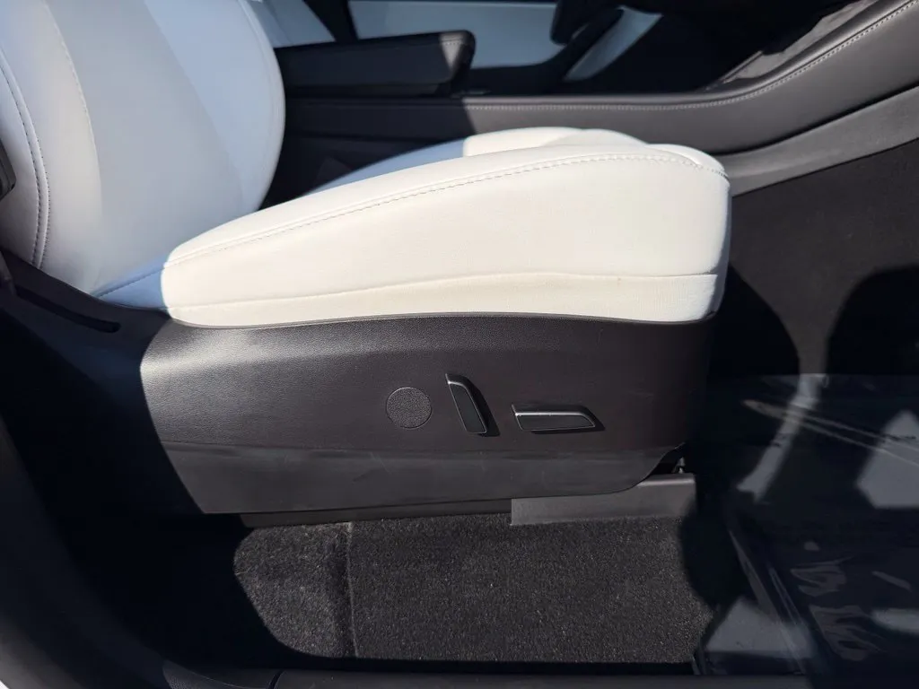 Tesla Model Y photo 35