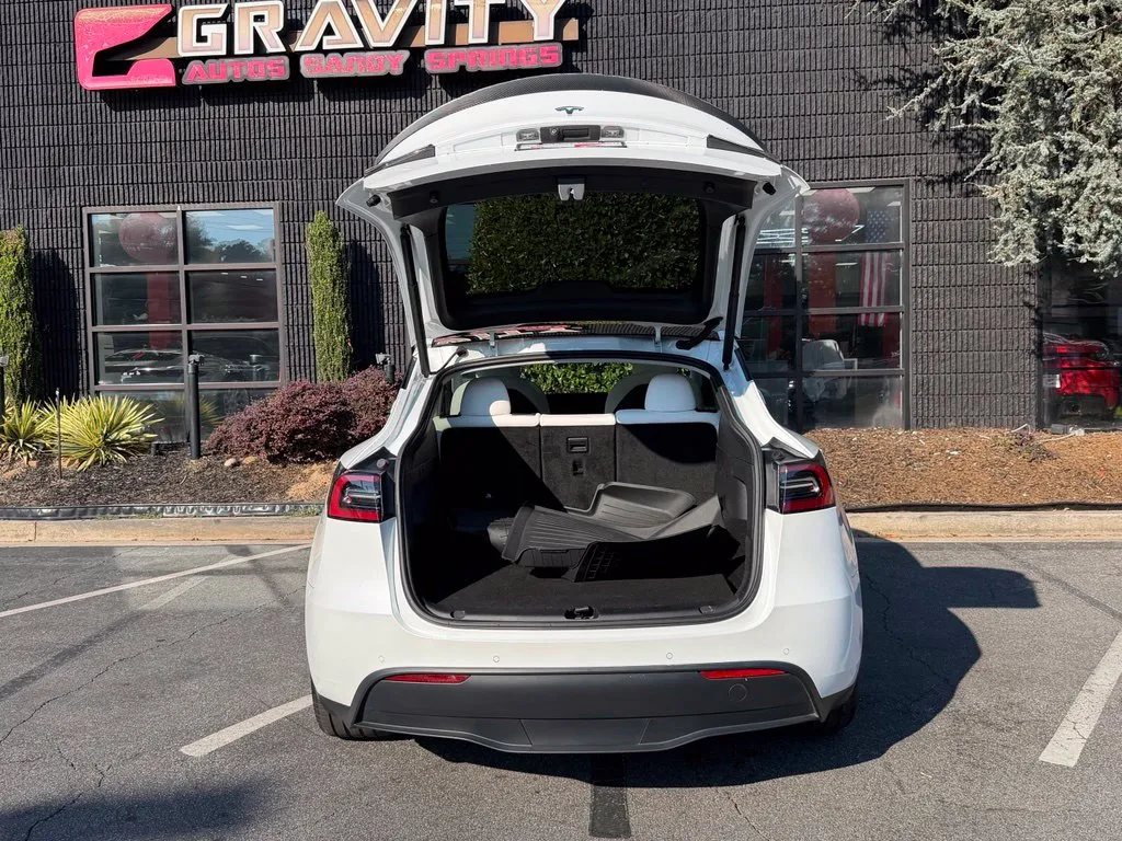 Tesla Model Y photo 17