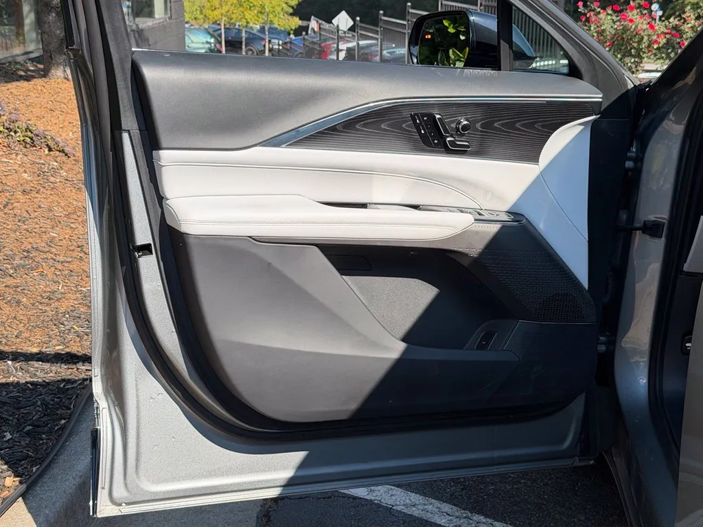 Cadillac Lyriq photo 28