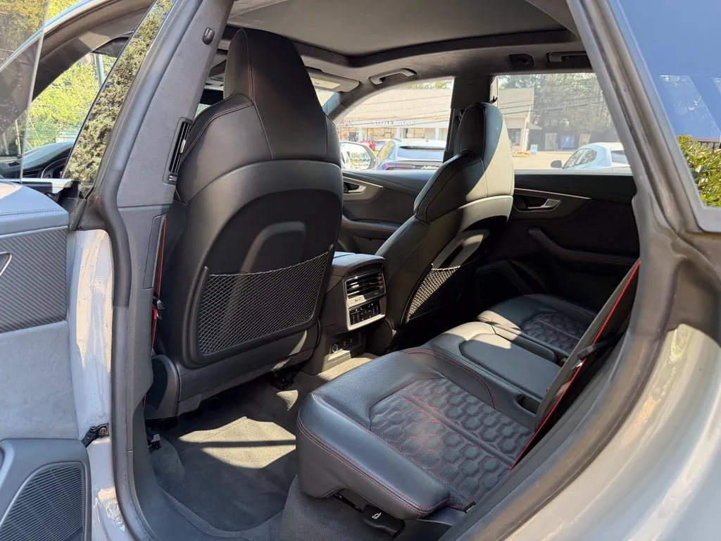 Audi RS Q8 photo 31