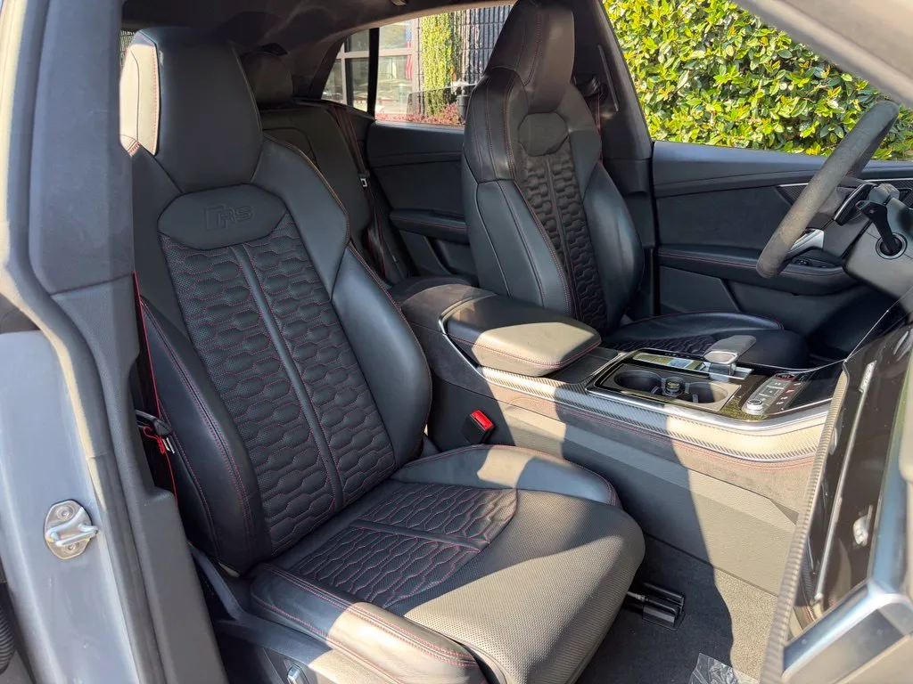 Audi RS Q8 photo 35
