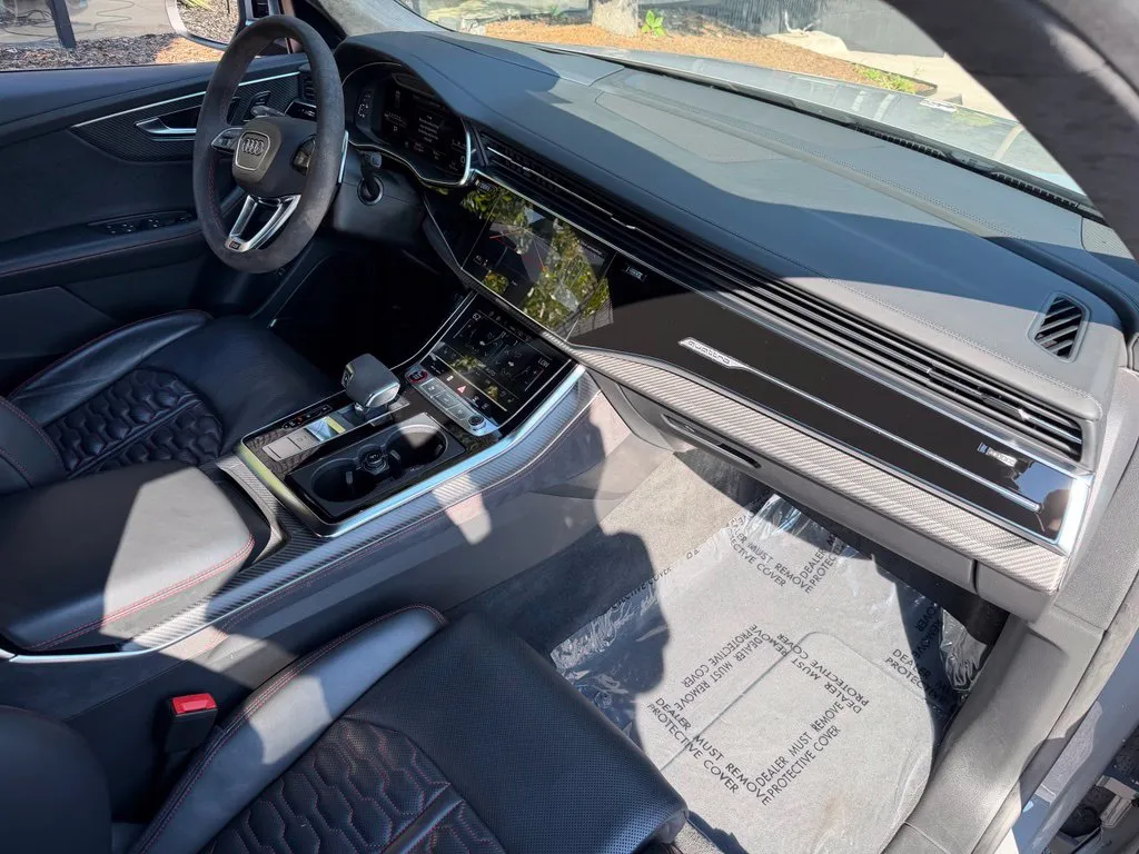 Audi RS Q8 photo 33