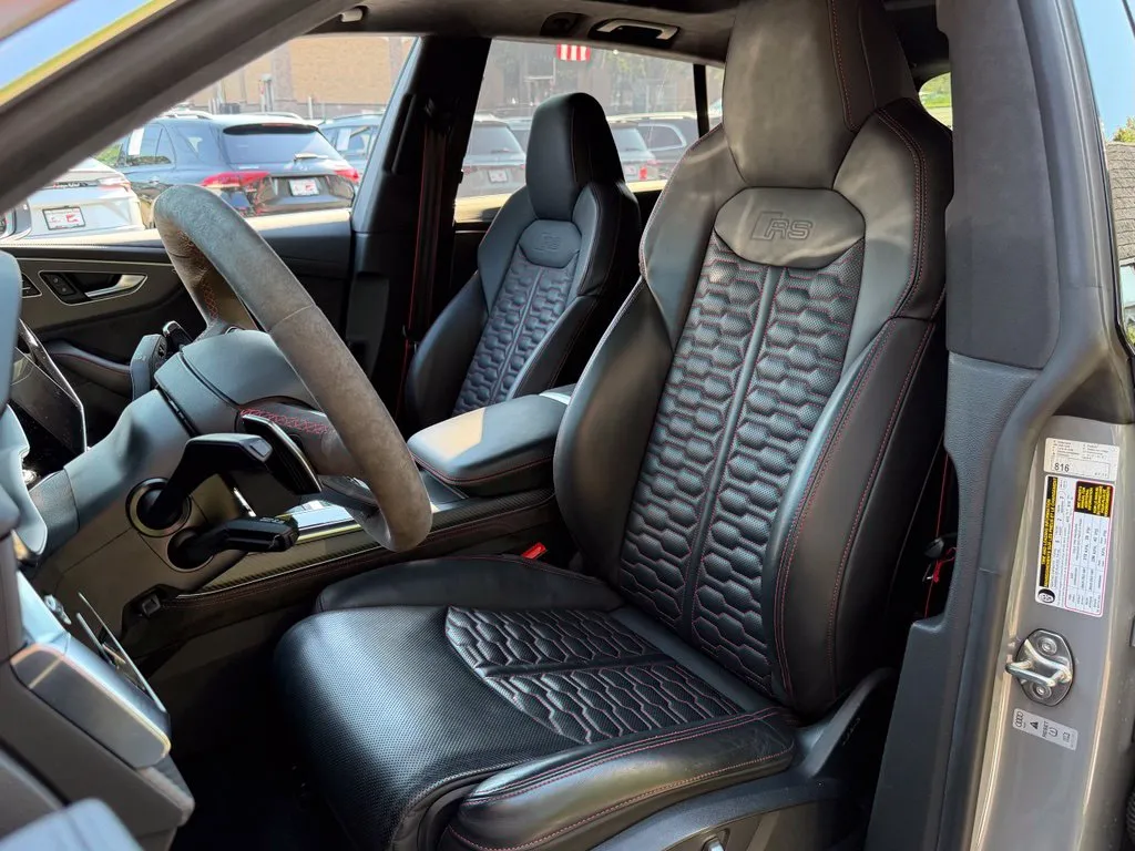 Audi RS Q8 photo 26