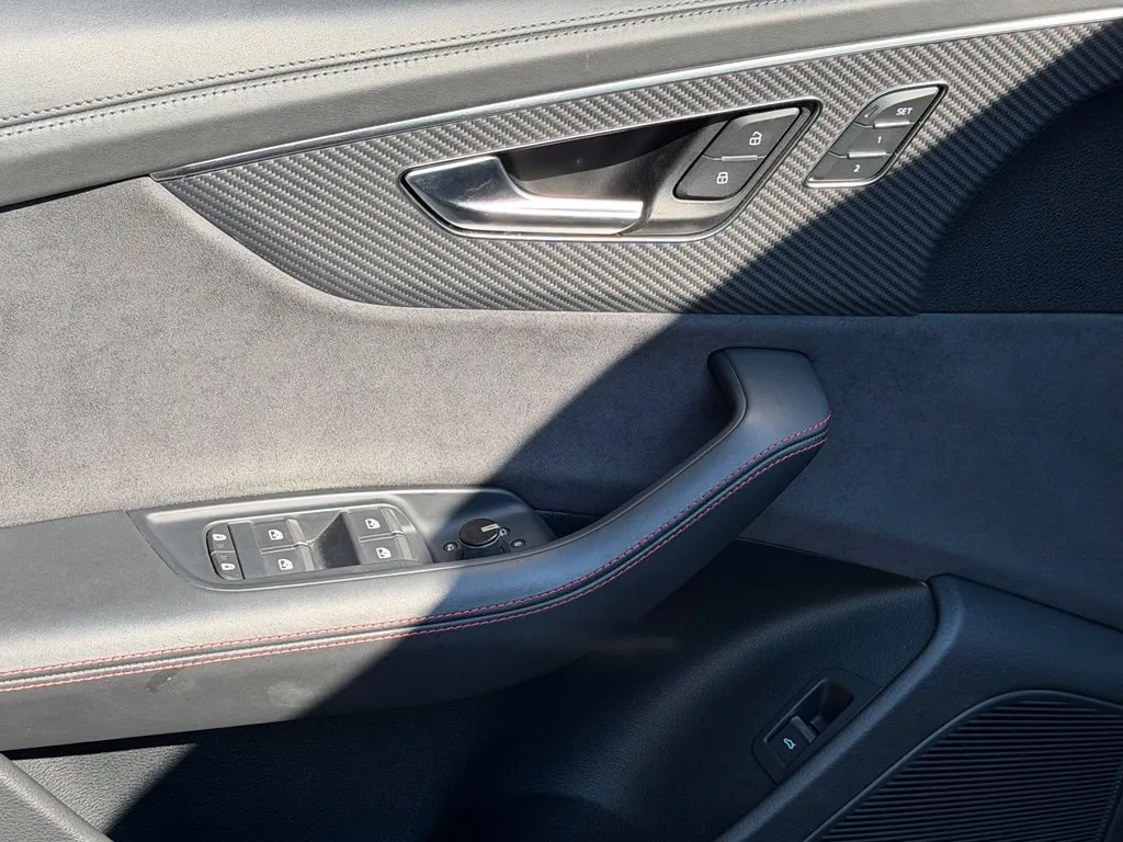 Audi RS Q8 photo 30