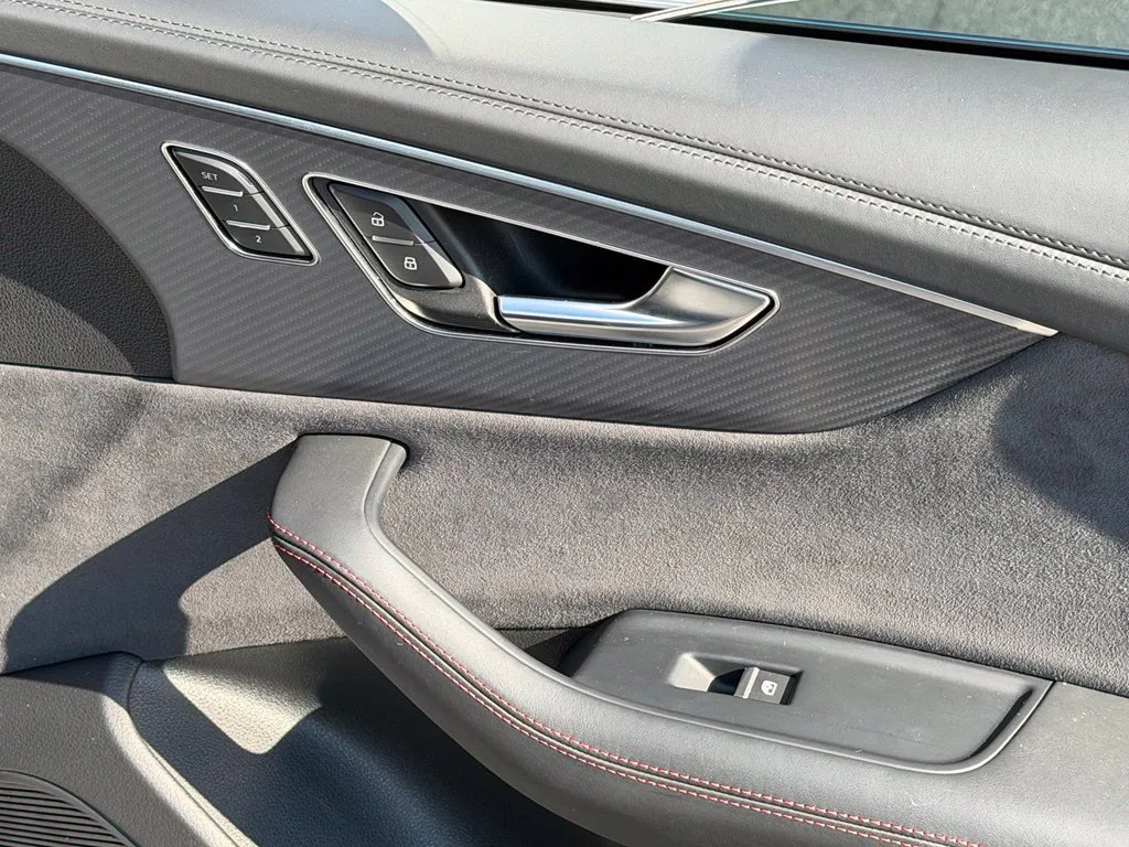 Audi RS Q8 photo 38
