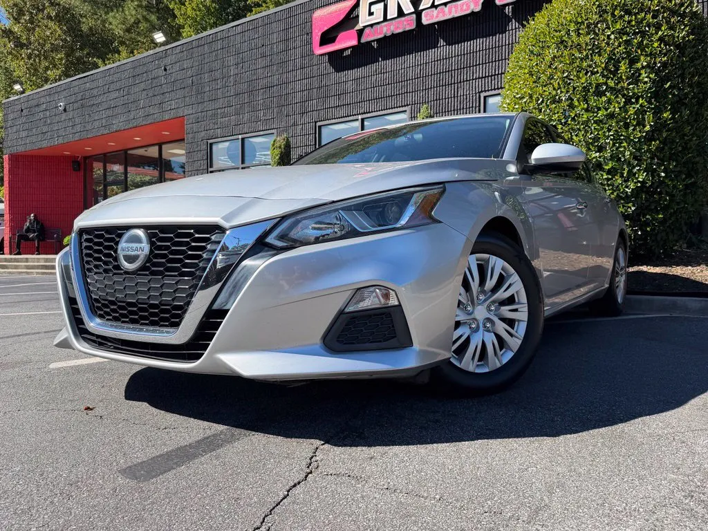 Nissan Altima photo 2