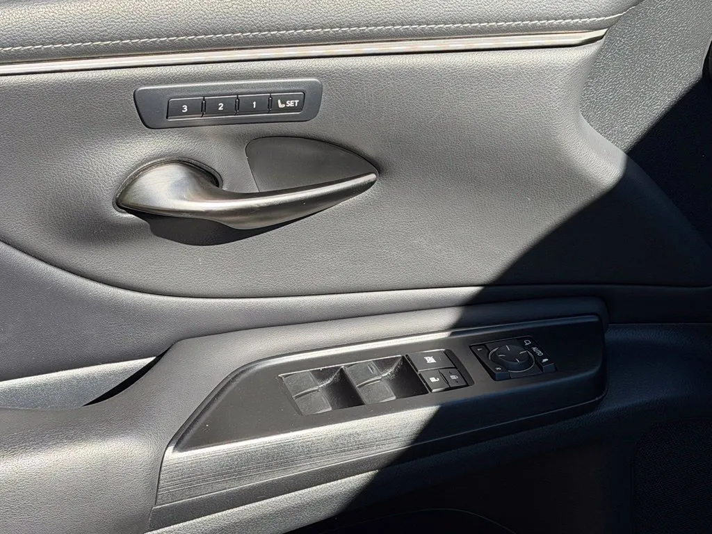 Lexus ES photo 29