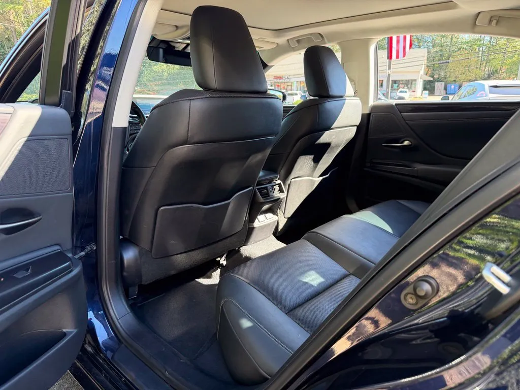 Lexus ES photo 30